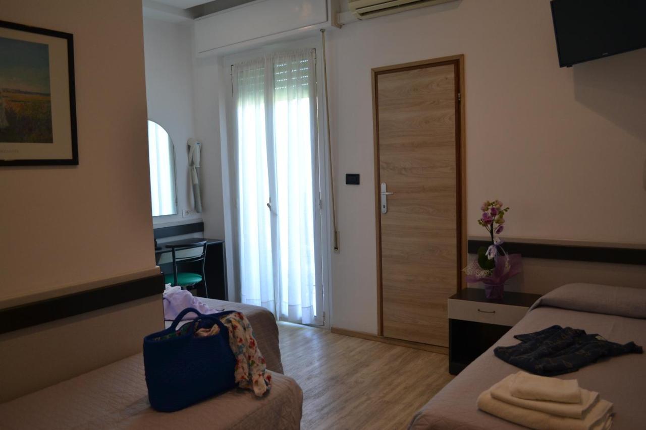 רימיני Hotel Tre Stelle מראה חיצוני תמונה